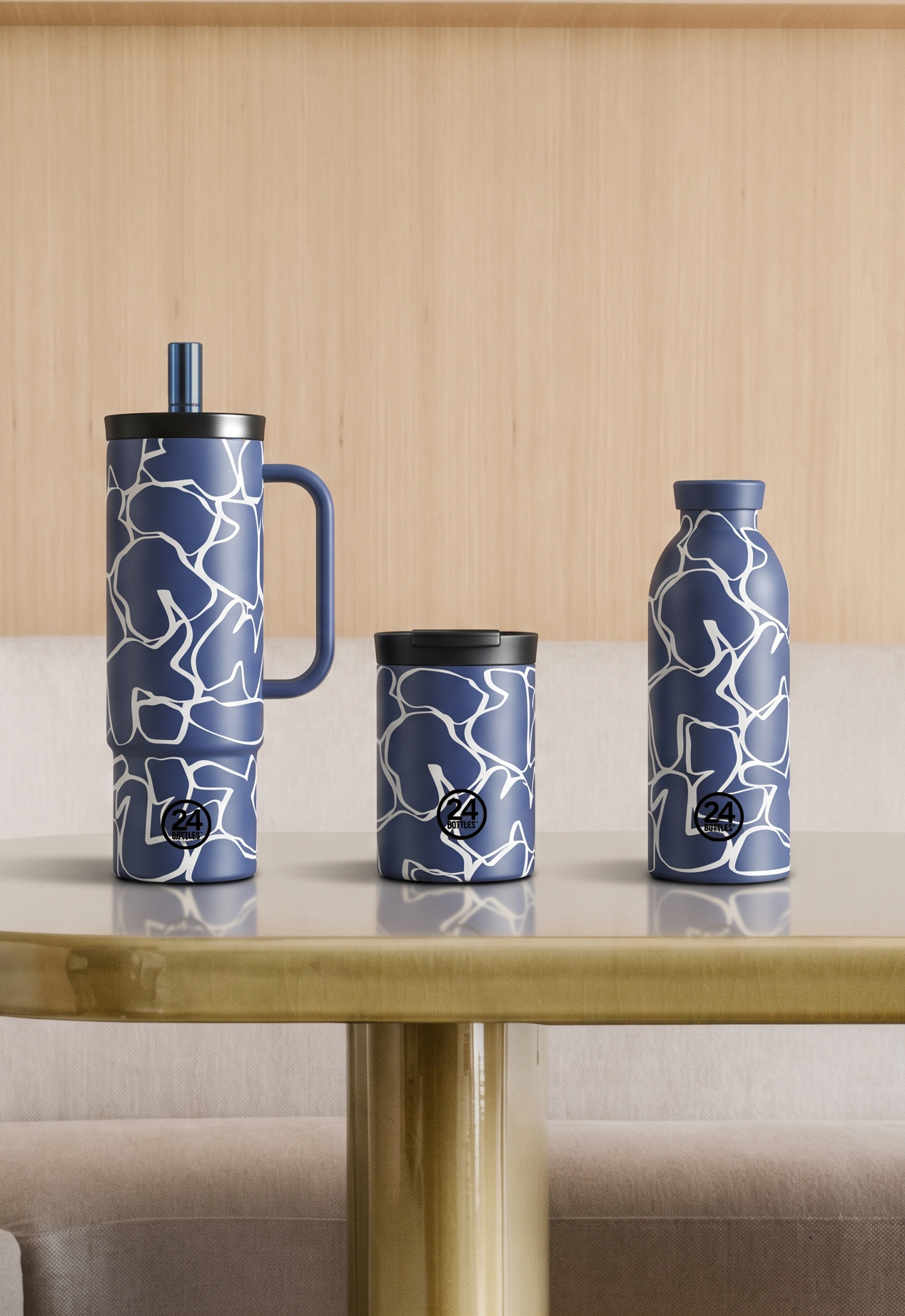 Next, the Marea design delivers sleek, minimalist sophistication. Wrapped in deep ocean-blue matte, it looks effortlessly chic. Specifically, interconnected cream lines ripple across the smooth surface gracefully. They evoke light reflecting through clear ocean water or marble. Clean organic curves form a serene, puzzle-like pattern. A matching deep blue lid seals the seamless silhouette. Furthermore, an understated logo sits discreetly near the base. This bottle brings quiet luxury to your daily commute.